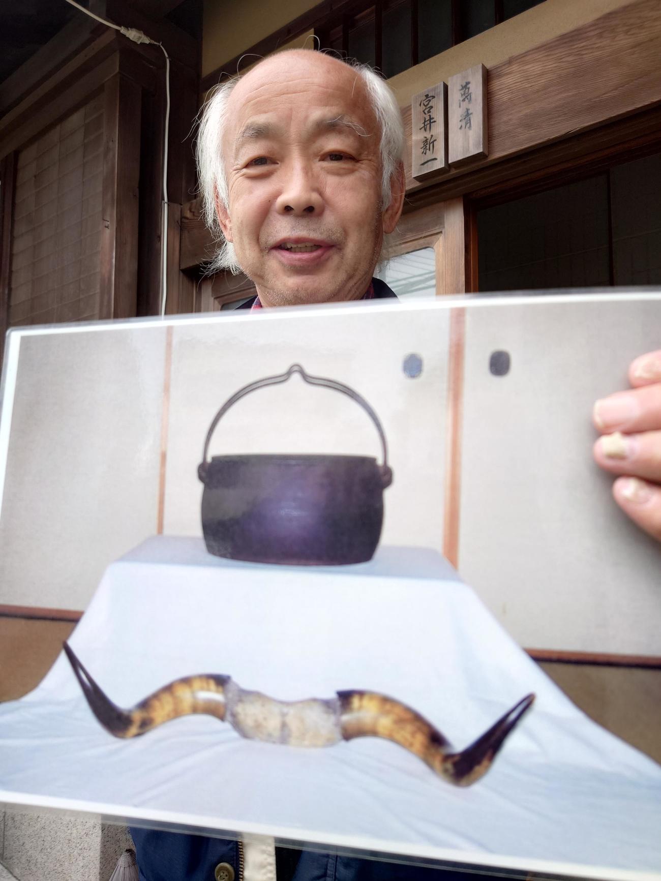 西浦賀宮井家12代当主の宮井新一さんはペリーから寄贈された鉄鍋とペリーの孫からもらった水牛の角の写真を披露してくれた（撮影・寺沢卓）