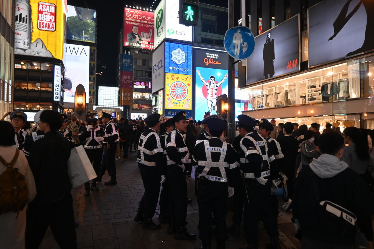 大阪・ミナミの道頓堀には試合開始時刻から大阪府警が警備にあたった（撮影・松浦隆司）
