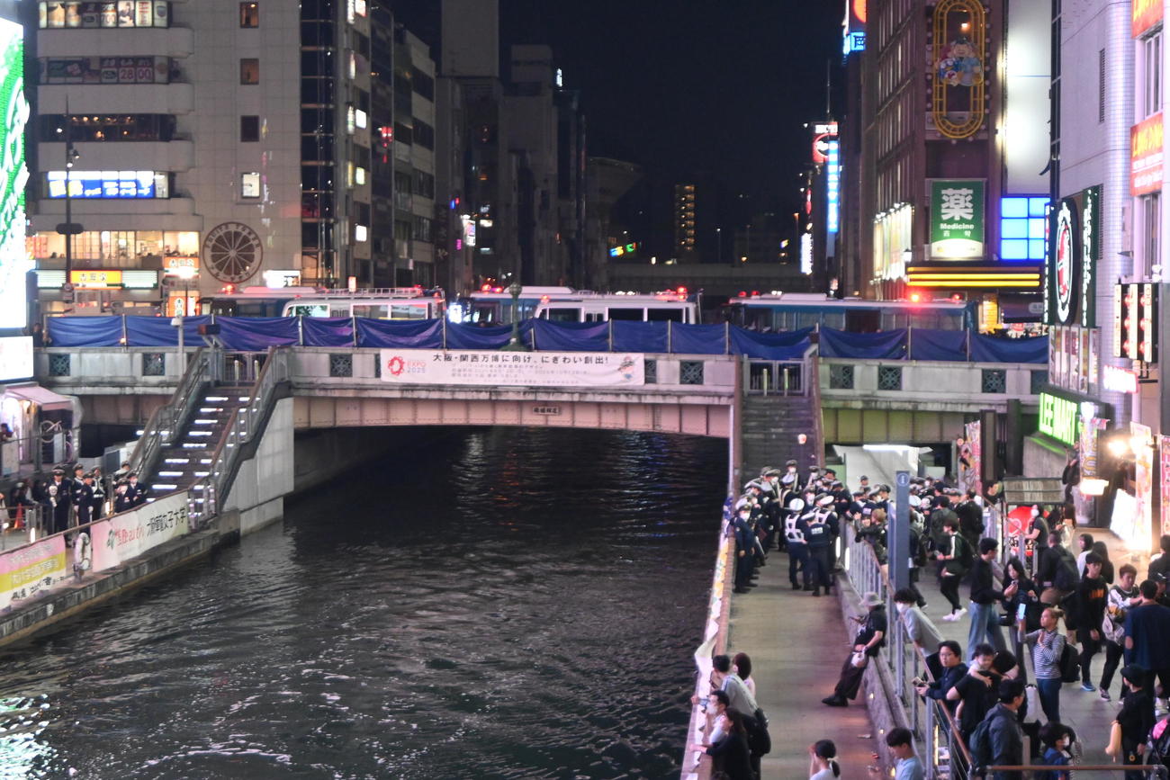 大阪・ミナミの戎橋の隣にある道頓堀橋には“目隠しシート”が設置された（撮影・松浦隆司）