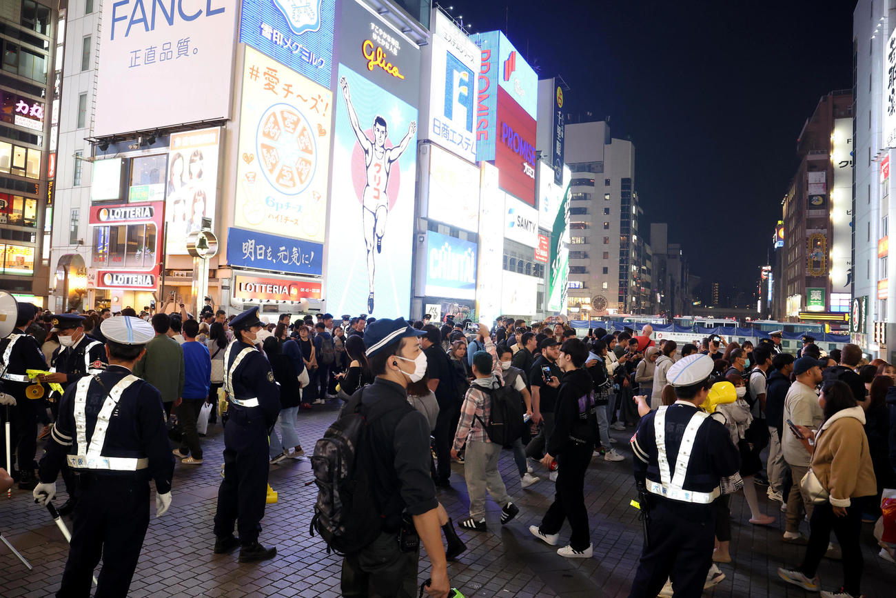 道頓堀の戎橋を行き交う多数の人ら（撮影・白石智彦）