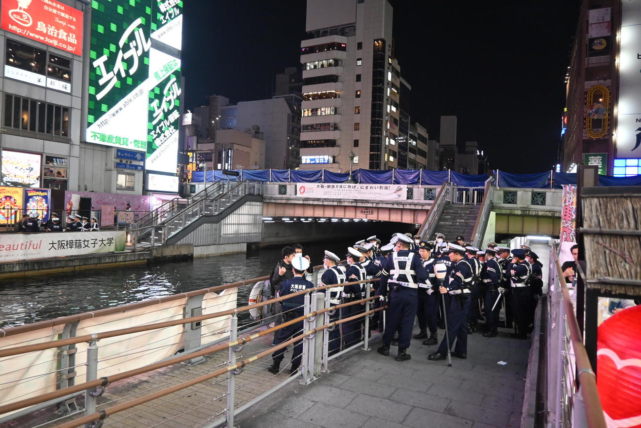 大阪・ミナミの戎橋の隣にある道頓堀橋には「目隠しシート」が設置された（撮影・松浦隆司）