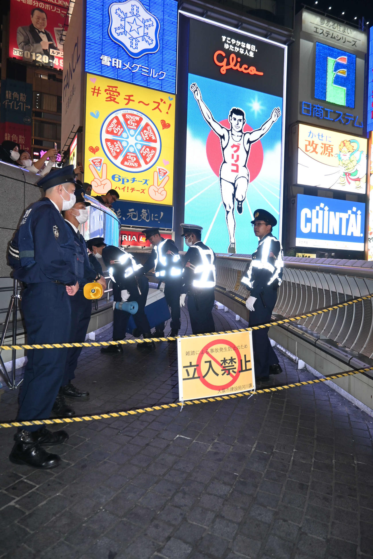 大阪・ミナミの戎橋から遊歩道につながるスロープは立ち入り禁止となった（撮影・松浦隆司）