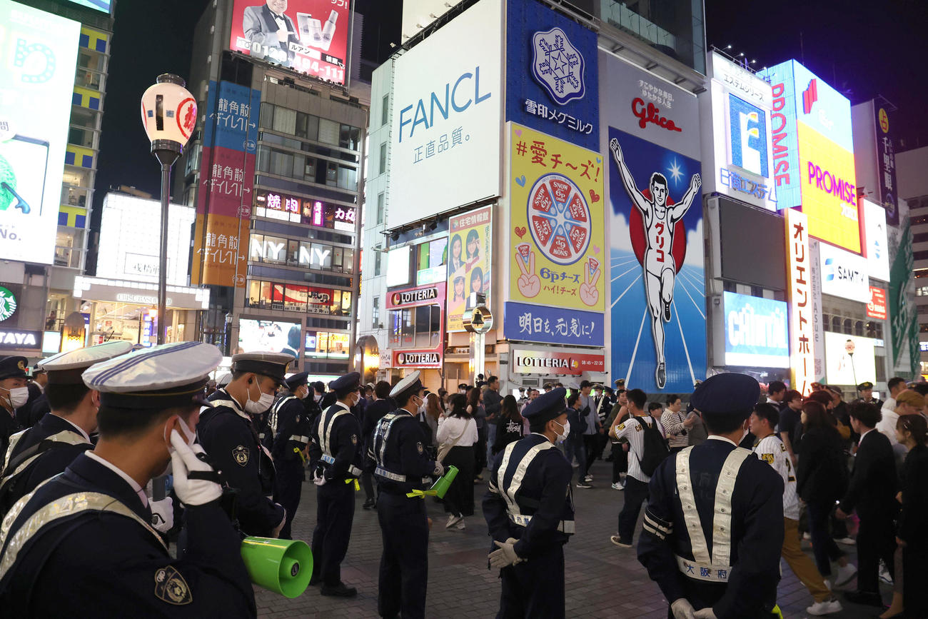 日本シリーズ第6戦が終わった直後の道頓堀の戎橋（撮影・白石智彦）