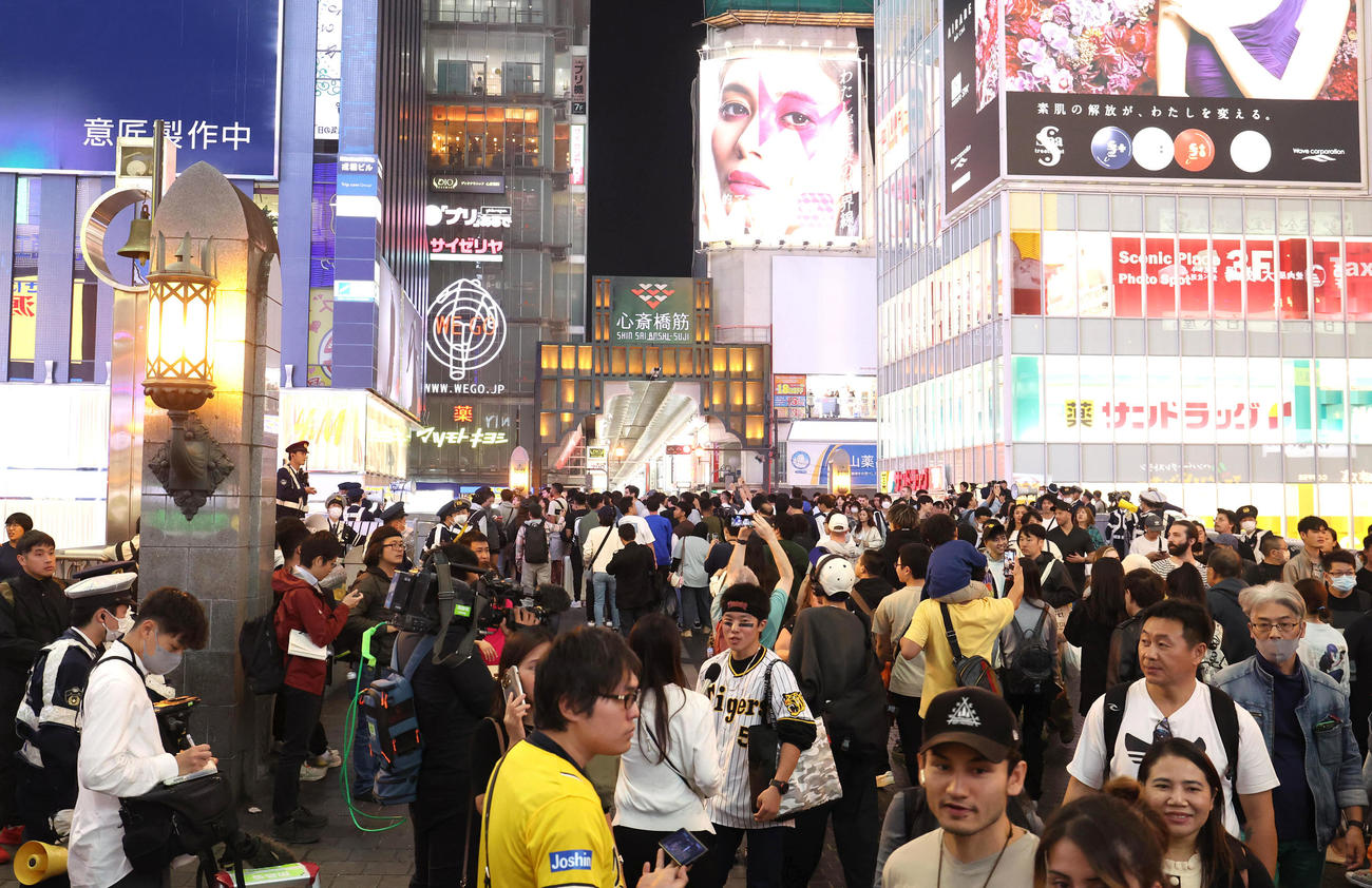 道頓堀の戎橋を行き交う多数の人ら（撮影・白石智彦）