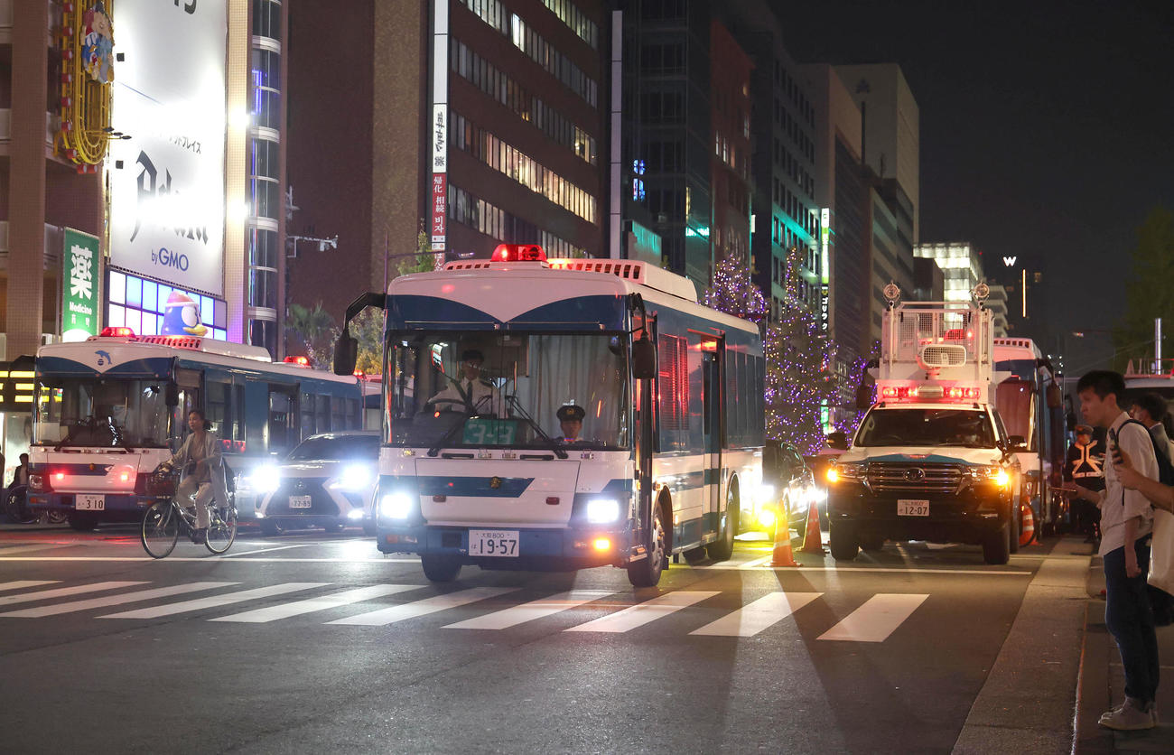 御堂筋に停車する多数の警察車両（撮影・白石智彦）