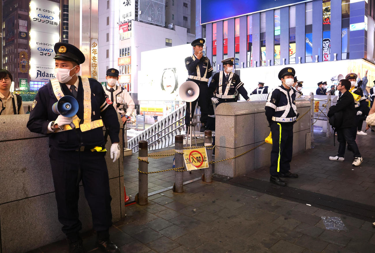 道頓堀の戎橋で整理誘導する警察官（撮影・白石智彦）