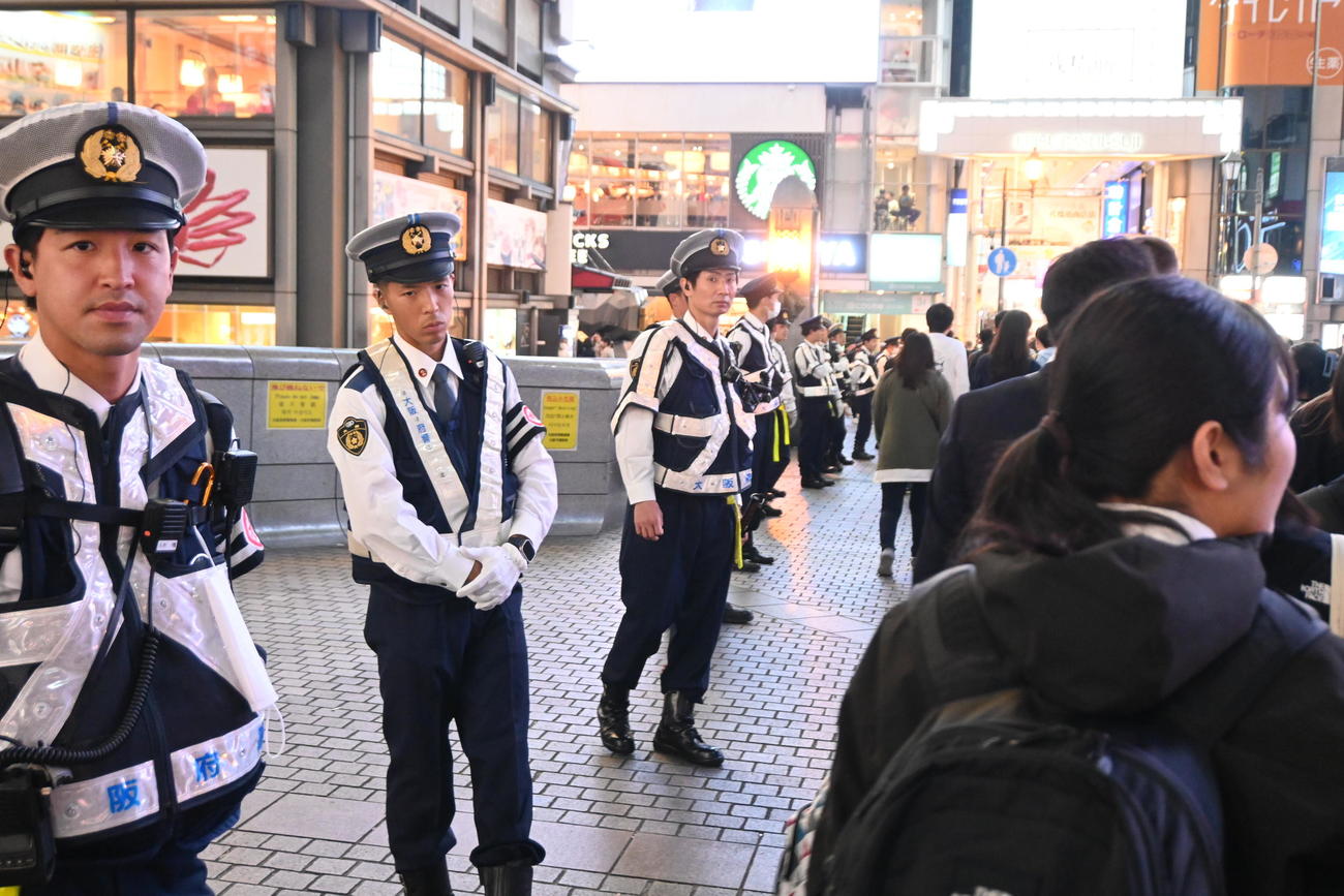 2日連続で厳戒態勢に入った大阪・ミナミの戎橋の欄干には警察官が並んだ（撮影・松浦隆司）