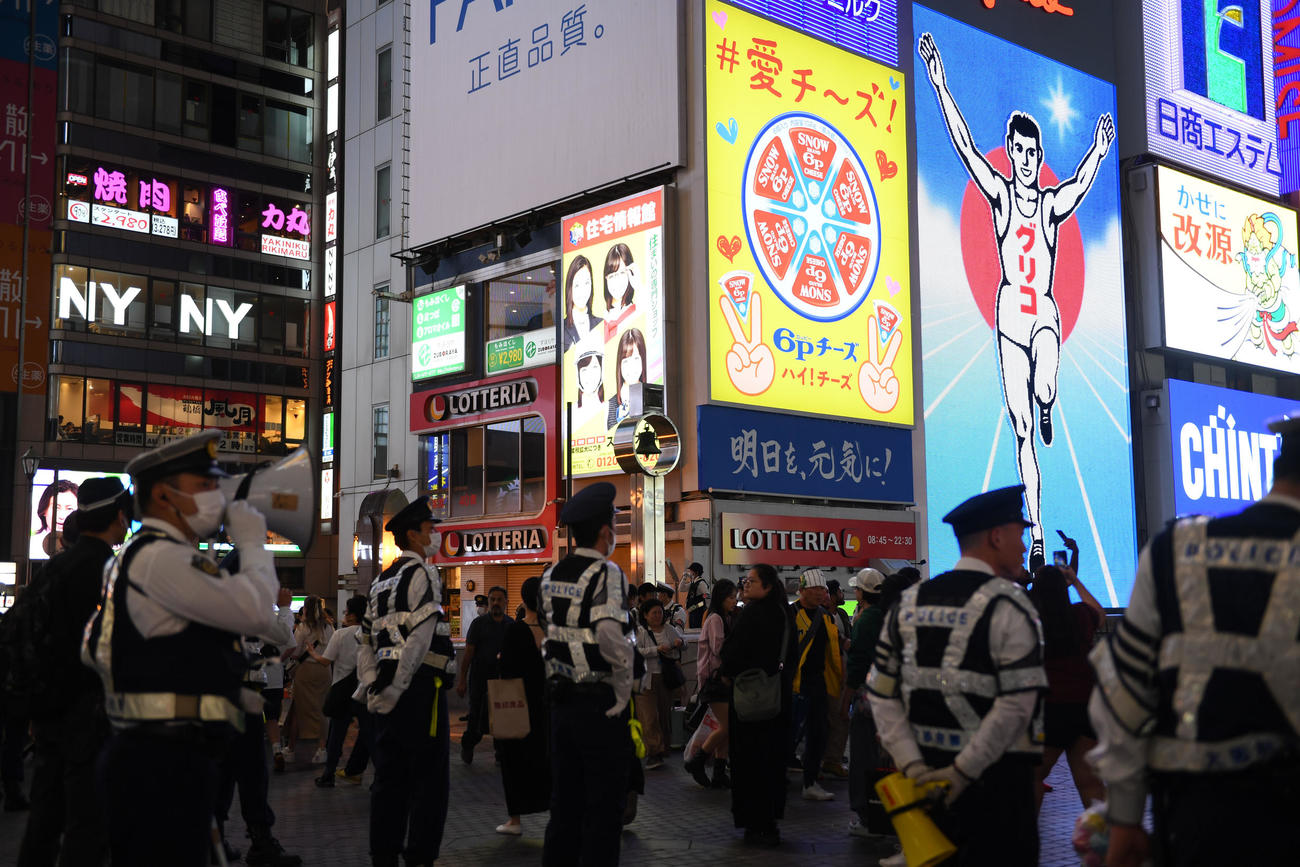 戎橋には多くの警官が交通整理をおこなう（撮影・前岡正明）