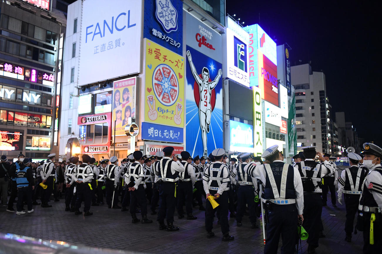 戎橋には多くの警官が配置された（撮影・前岡正明）