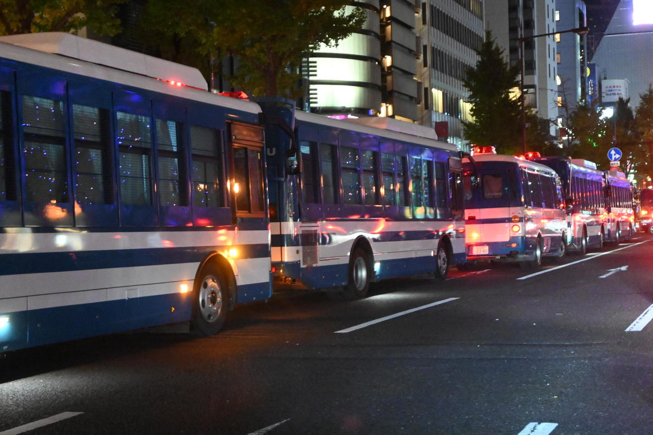 2日連続で厳戒態勢に入った大阪・ミナミの戎橋の近くにある御堂筋には警察車両がズラリ（撮影・松浦隆司）