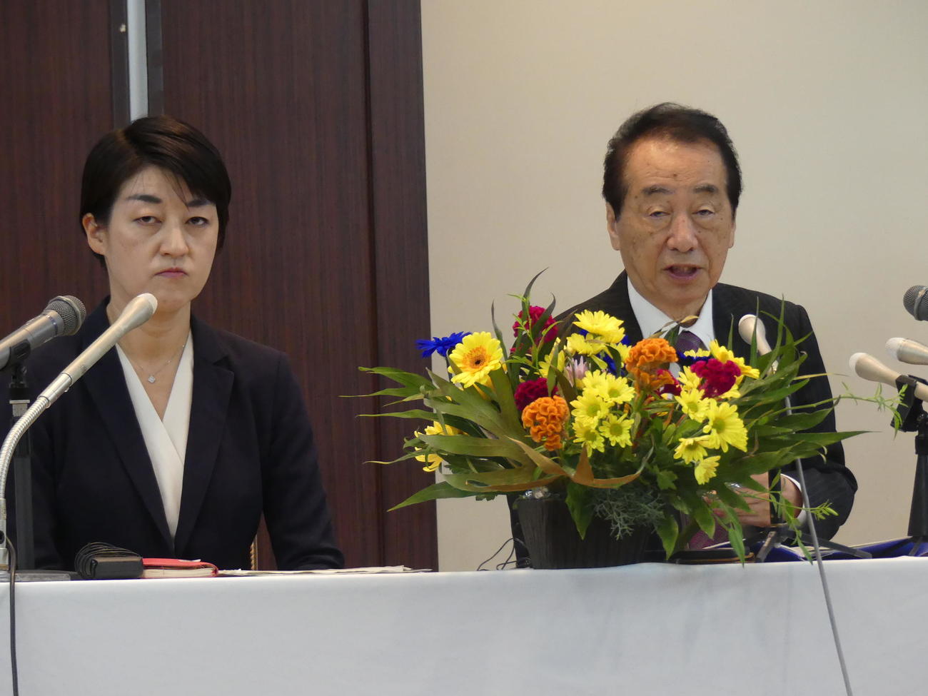松下玲子・武蔵野市長（左）とともに記者会見する菅直人元首相（撮影・中山知子）