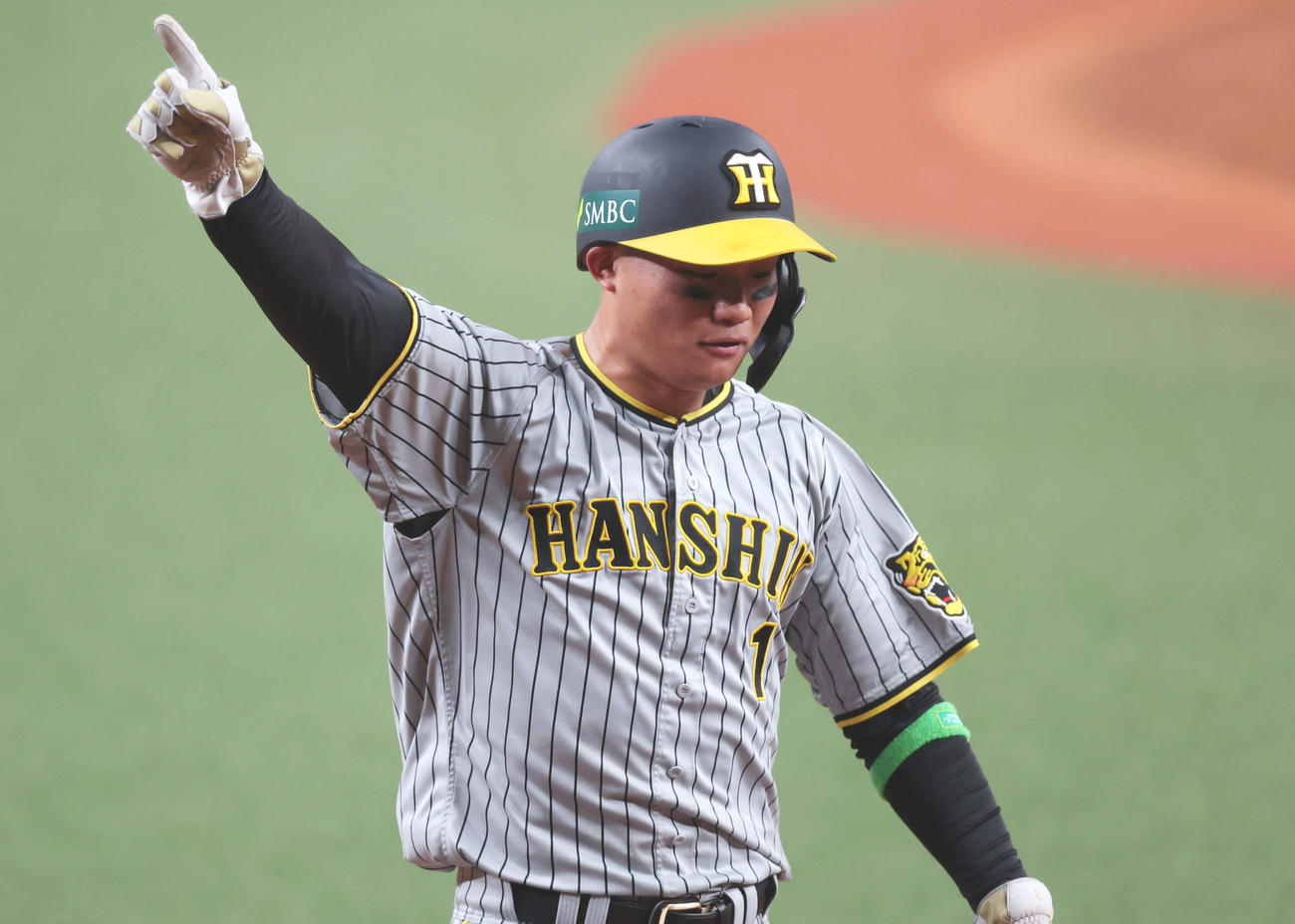 オリックス対阪神　5回表阪神2死一、三塁、ノイジーの適時打で指を突き上げながら生還する三走森下（撮影・前田充）
