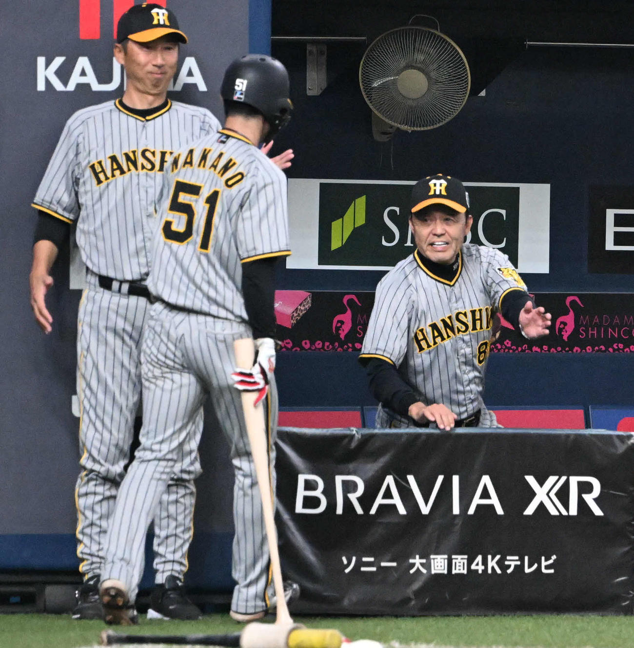 オリックス対阪神　5回表阪神2死二、三塁、岡田監督（右）は大山の適時内野安打で生還した中野を迎える（撮影・和賀正仁）