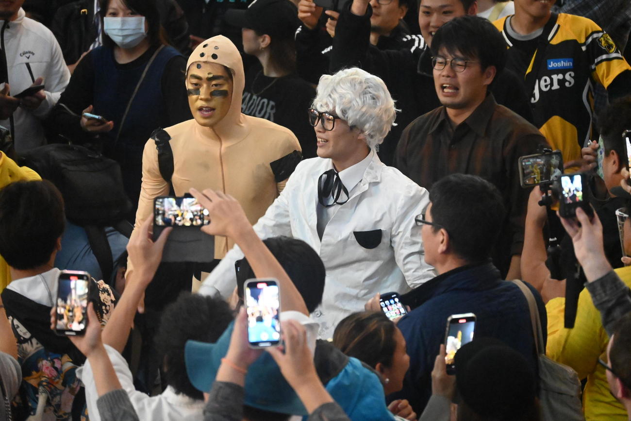 大阪・ミナミの戎橋の遊歩道に登場した「カーネル・サンダース人形」のコスプレをした男性（撮影・松浦隆司）