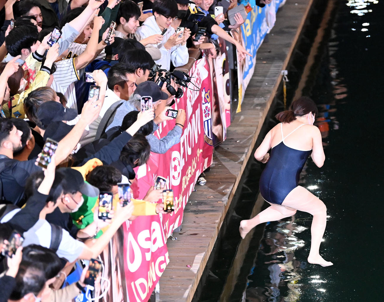 阪神の日本一が決まり道頓堀川に飛び込む水着の女性（撮影・前岡正明）