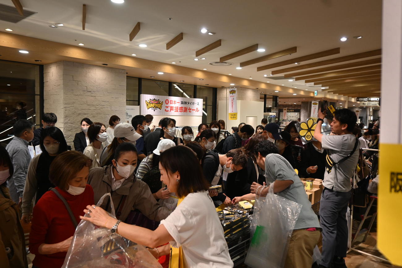 阪神百貨店梅田本店で行われた日本一セールには多くの人が訪れた（撮影・松浦隆司）