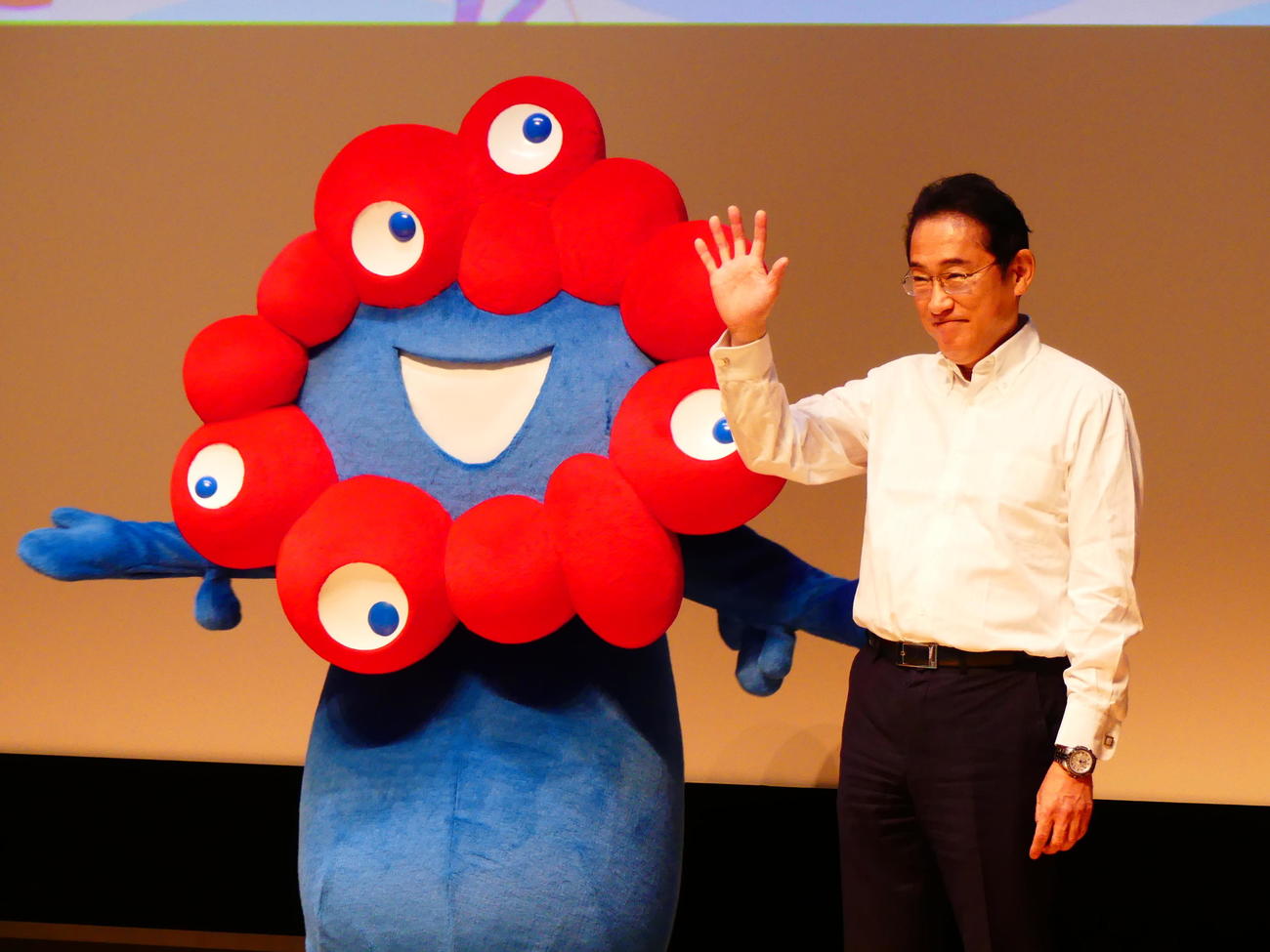 大阪万博の公式キャラ・ミャクミャクと岸田文雄首相（23年8月撮影）