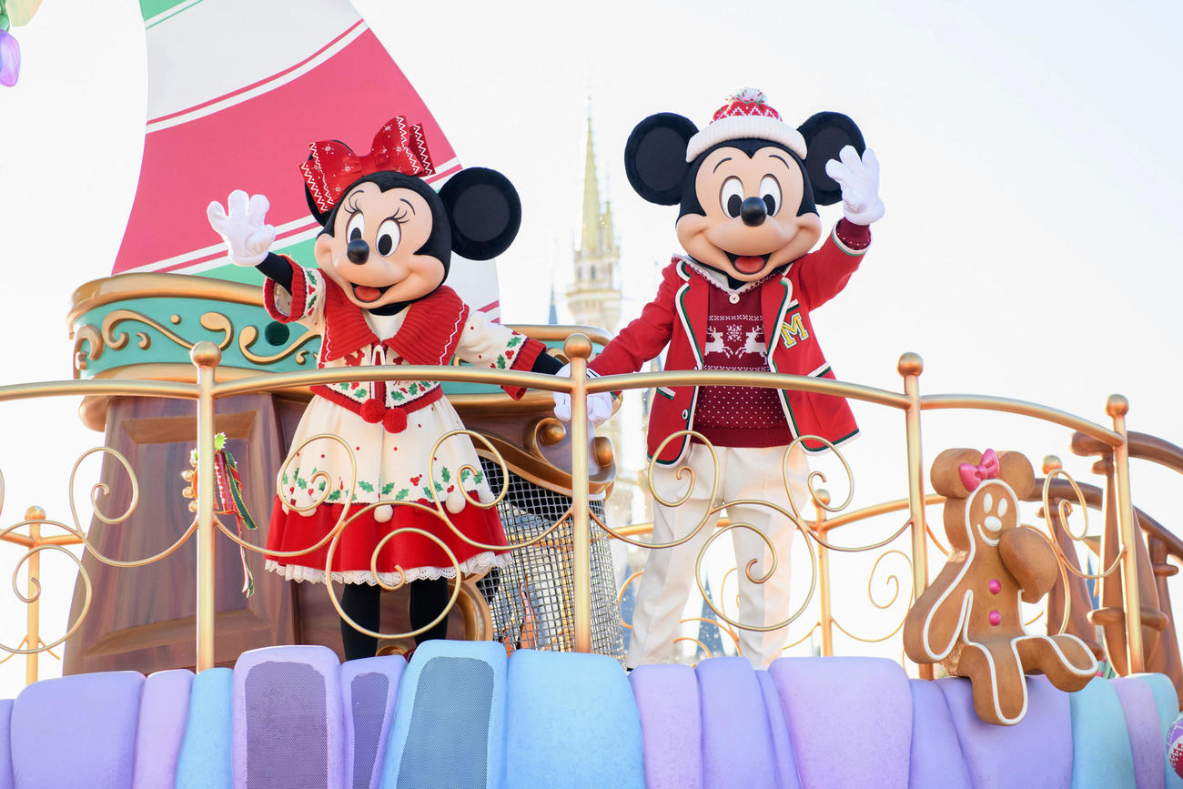 東京ディズニーランドのクリスマスパレード＝千葉県浦安市（（C）Disney）