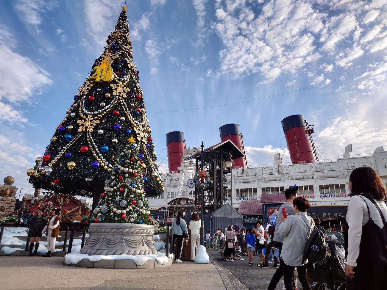 東京ディズニーシーの4年ぶりに復活したクリスマスツリー。高い秋空によく似合う（撮影・寺沢卓）