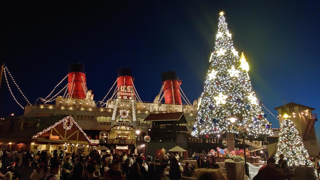 4年ぶりに復活したTDSのクリスマスツリーが夜を迎えてキラキラと輝いた（撮影・寺沢卓）