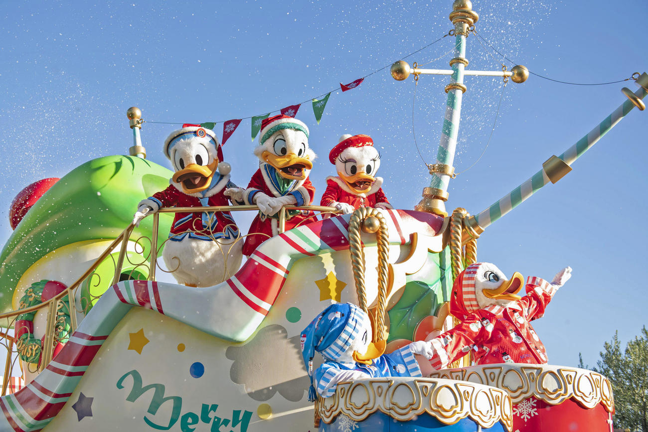 東京ディズニーランドのクリスマスパレード＝千葉県浦安市（（C）Disney）