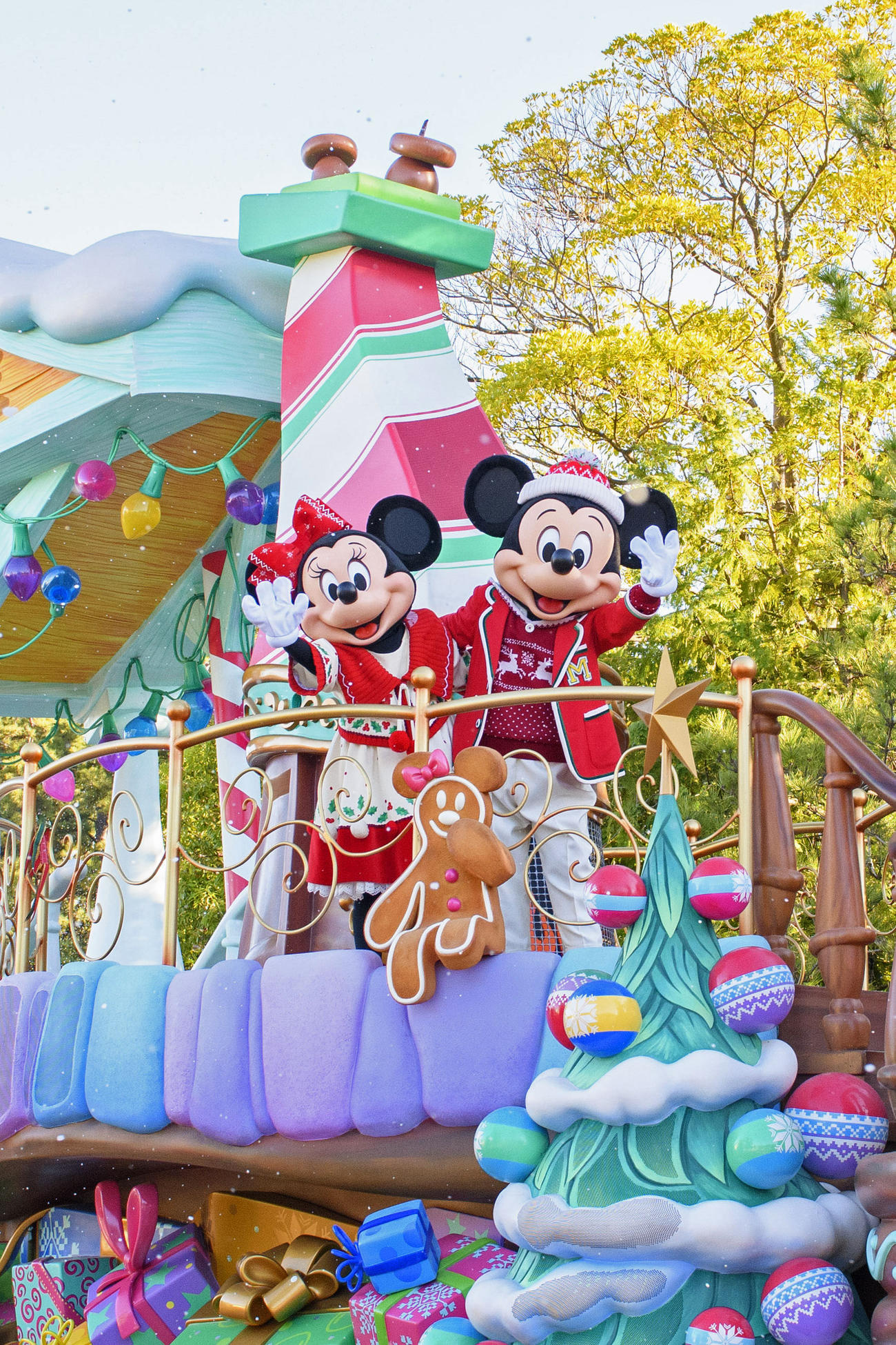 東京ディズニーランドのクリスマスパレード（C） Disney
