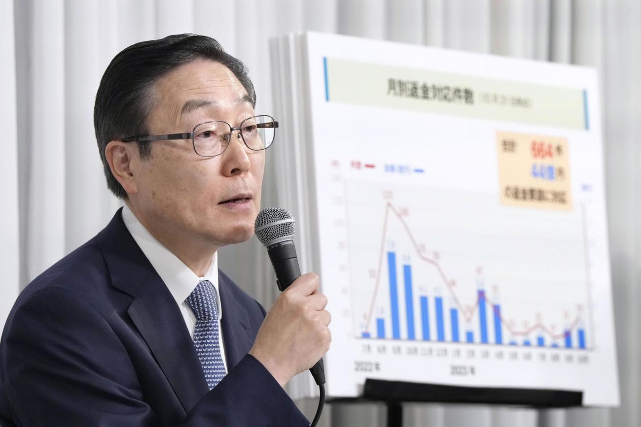 記者会見する世界平和統一家庭連合（旧統一教会）の田中富広会長（共同）