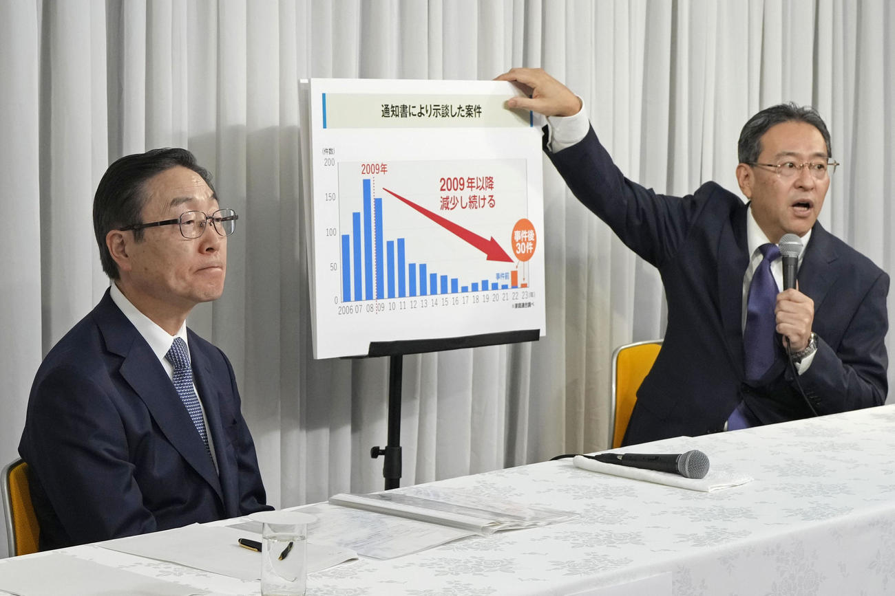 記者会見する世界平和統一家庭連合（旧統一教会）の田中富広会長（左）ら（共同）
