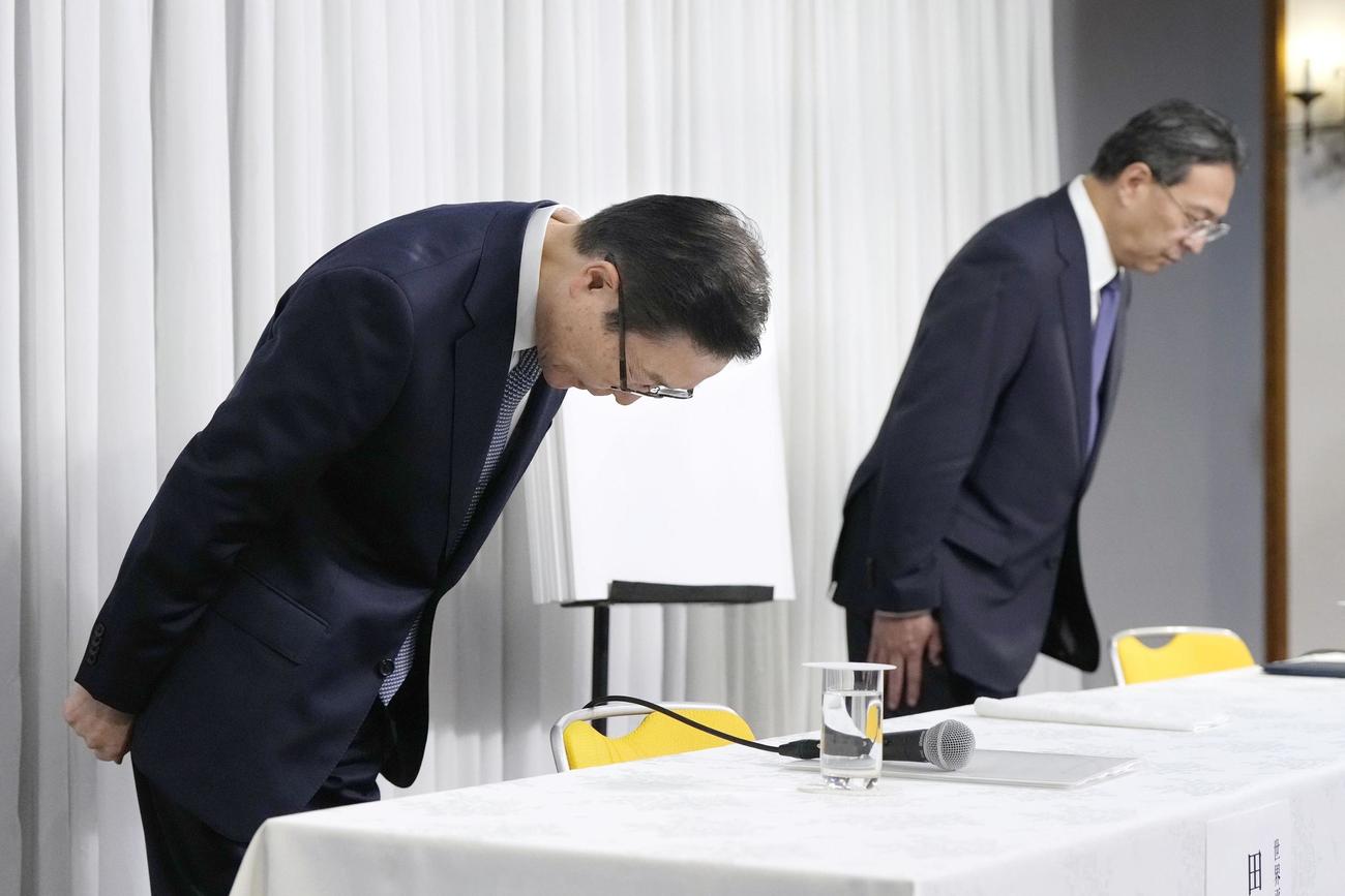 記者会見の冒頭、頭を下げる世界平和統一家庭連合（旧統一教会）の田中富広会長（左）ら（共同）