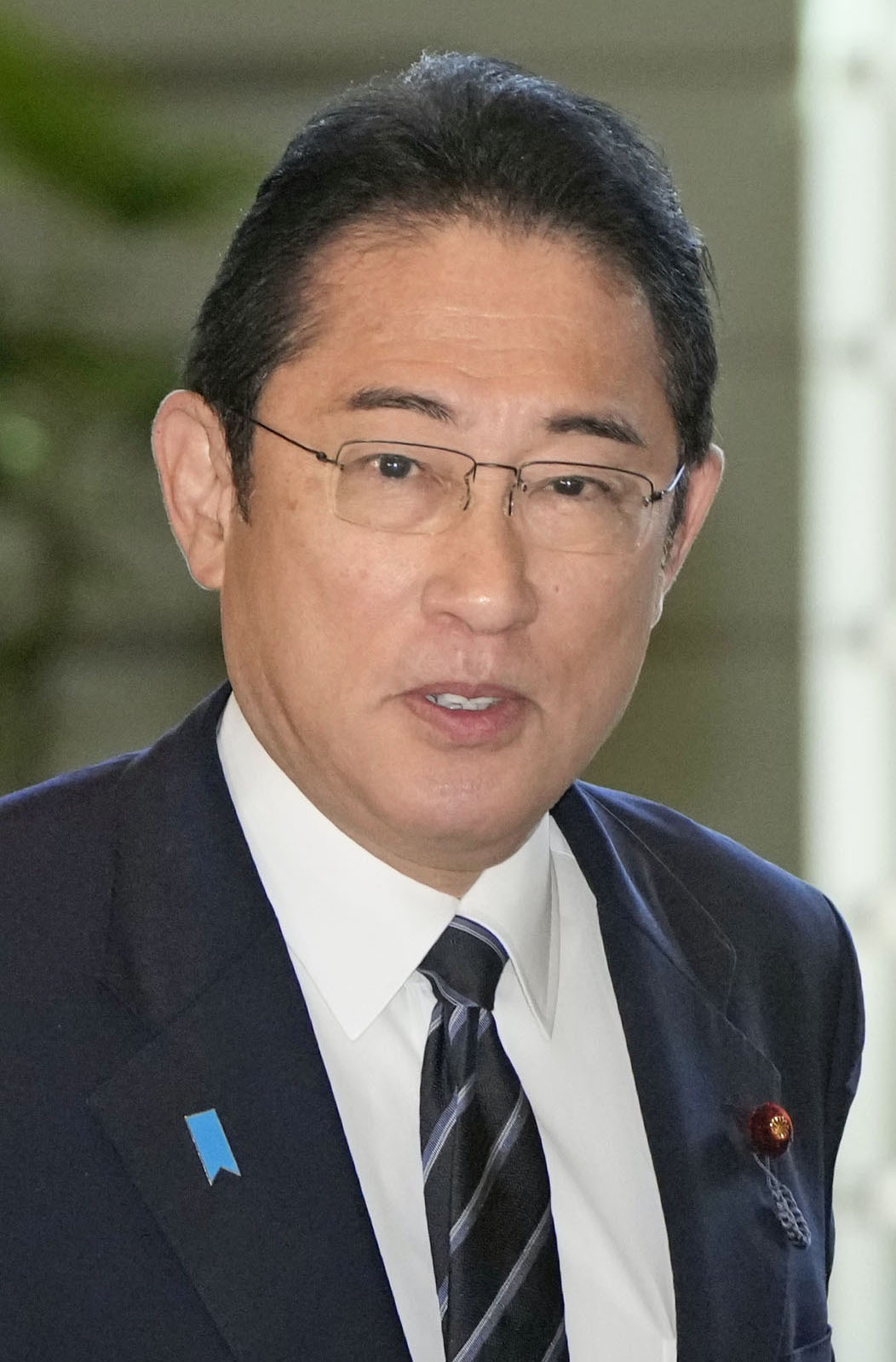 首相官邸に入る岸田首相（共同）