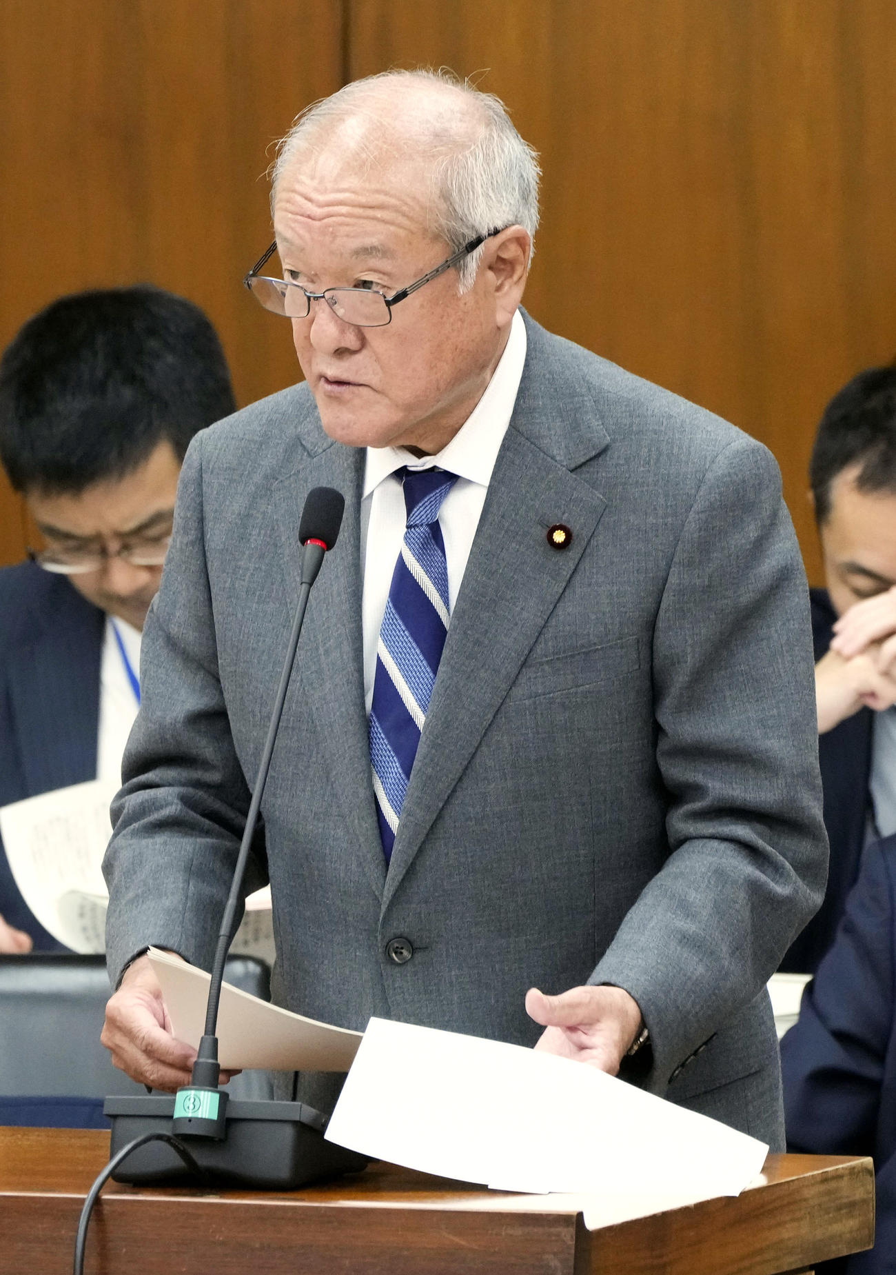 衆院財務金融委で答弁する鈴木財務相