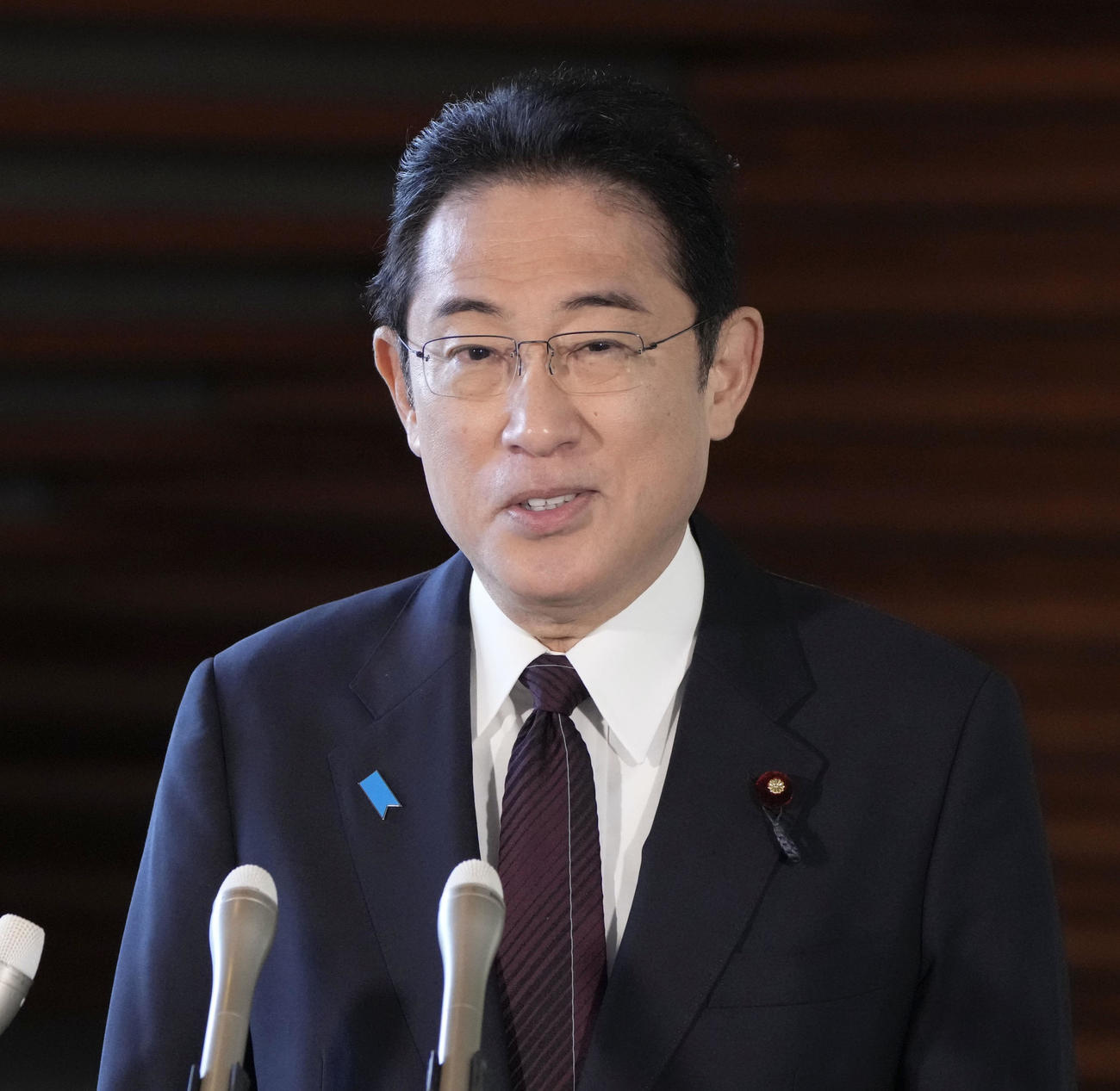 記者団の取材に応じる岸田首相（共同）
