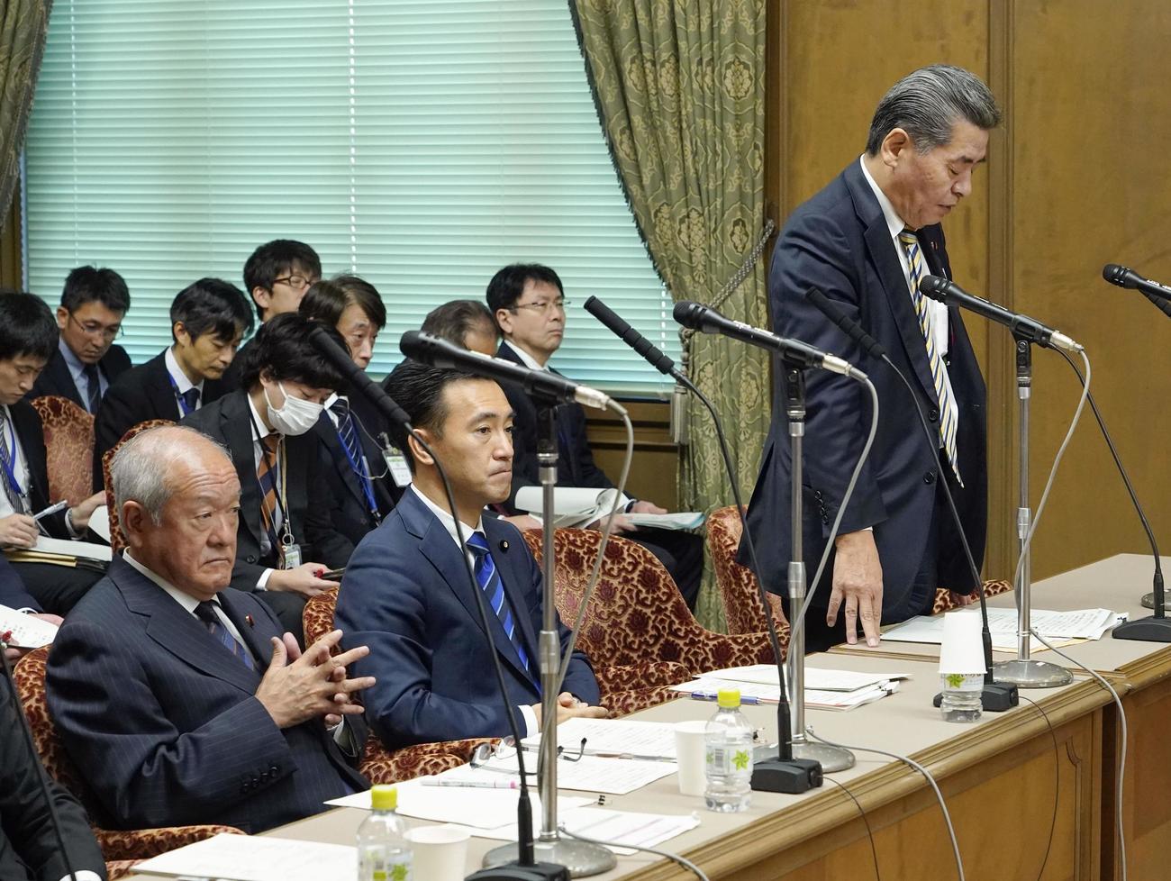 参院財政金融委で答弁する神田憲次財務副大臣（右端）。左手前は鈴木財務相（共同）