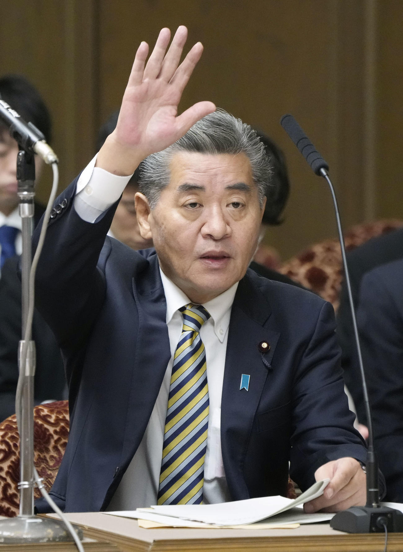 参院財政金融委で答弁のため挙手する神田憲次財務副大臣（共同）