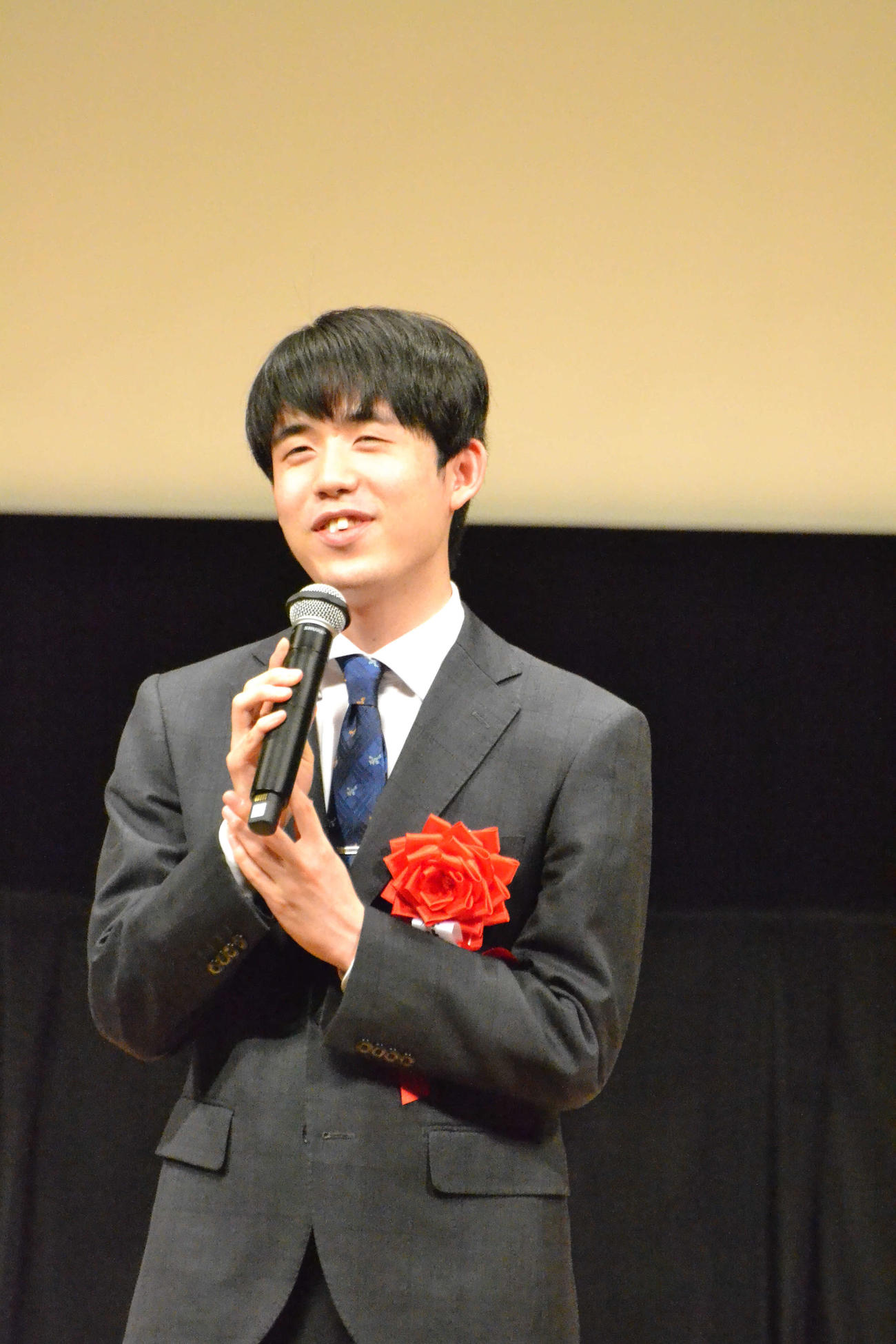 竜王戦第4局前夜祭で決意を表明する藤井聡太竜王