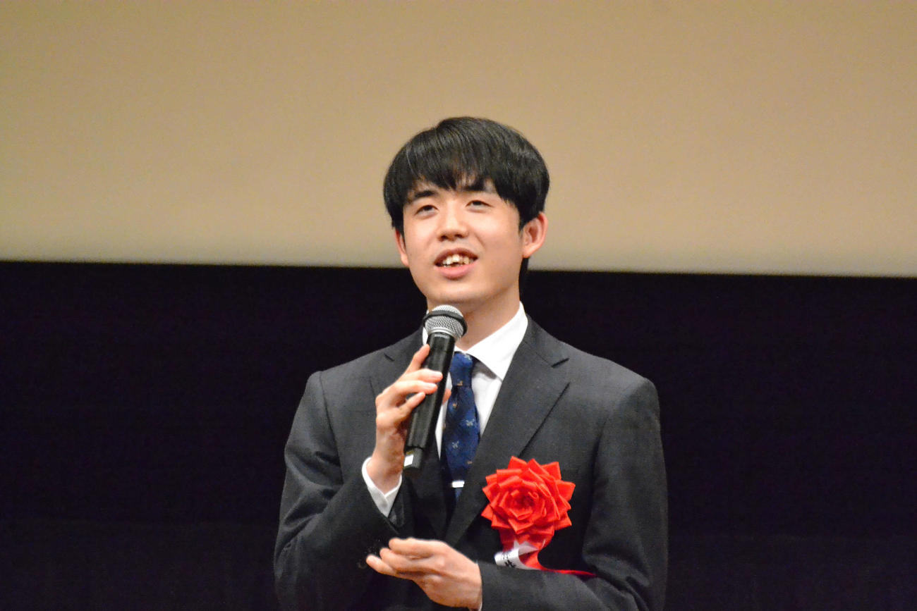竜王戦第4局前夜祭で決意を表明する藤井聡太竜王