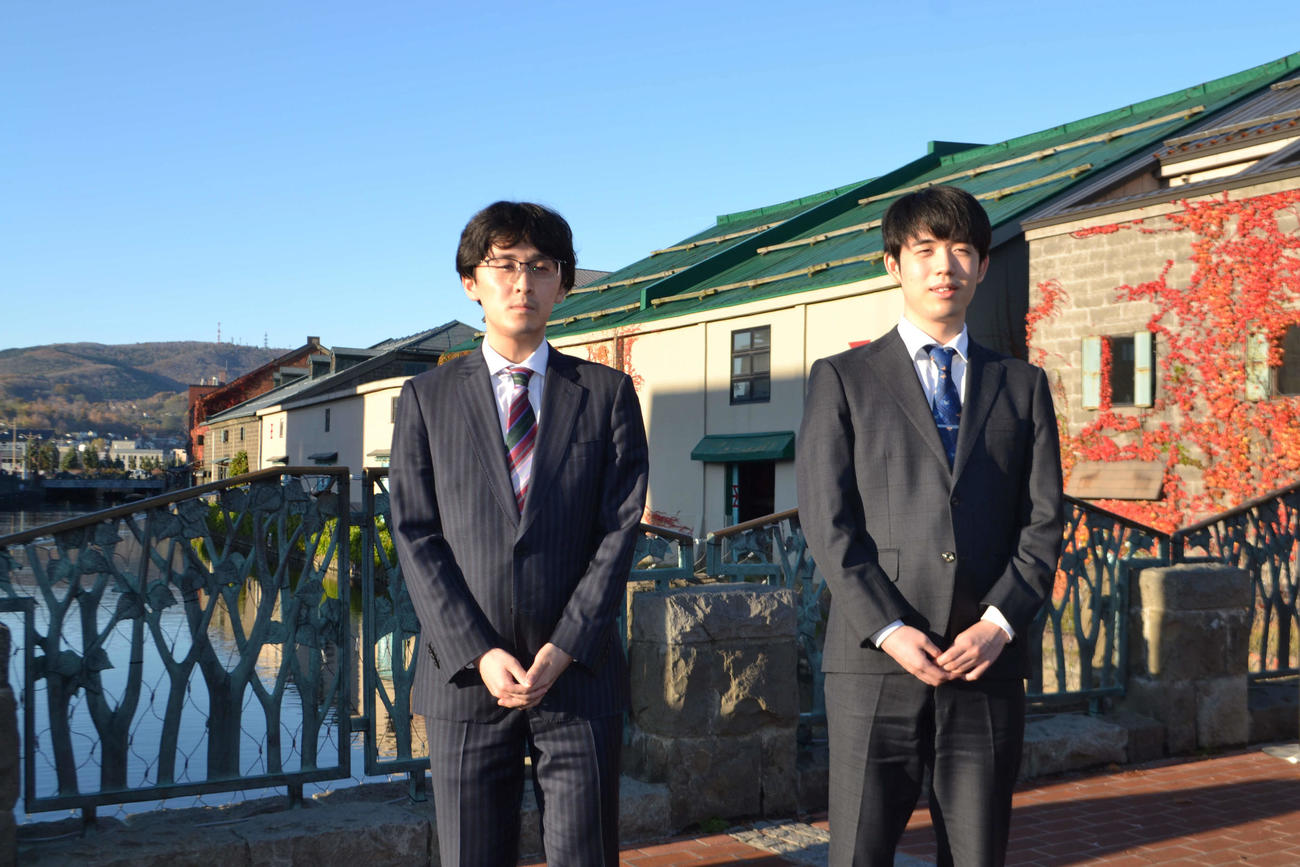 竜王戦7番勝負第4局の検分を前に小樽運河で撮影に応じた挑戦者の伊藤匠七段（左）と藤井聡太竜王（撮影・赤塚辰浩）