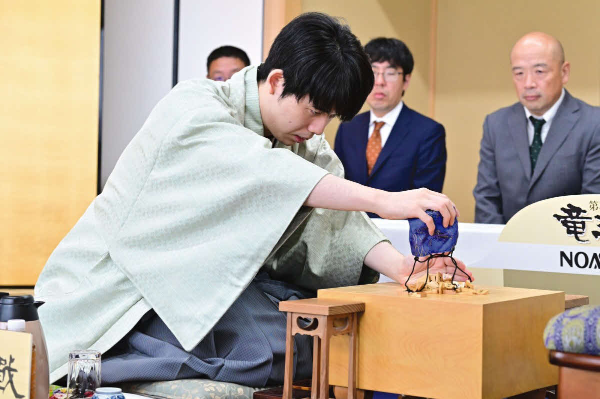 竜王戦第4局初日の対局前に駒を袋から出す藤井聡太竜王（日本将棋連盟提供）