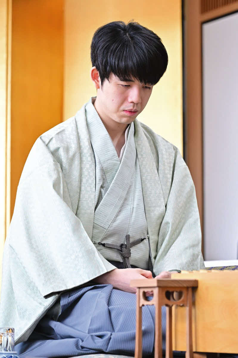 8冠達成後、初のタイトル防衛に向けて対局開始を待つ藤井聡太竜王（日本将棋連盟提供）