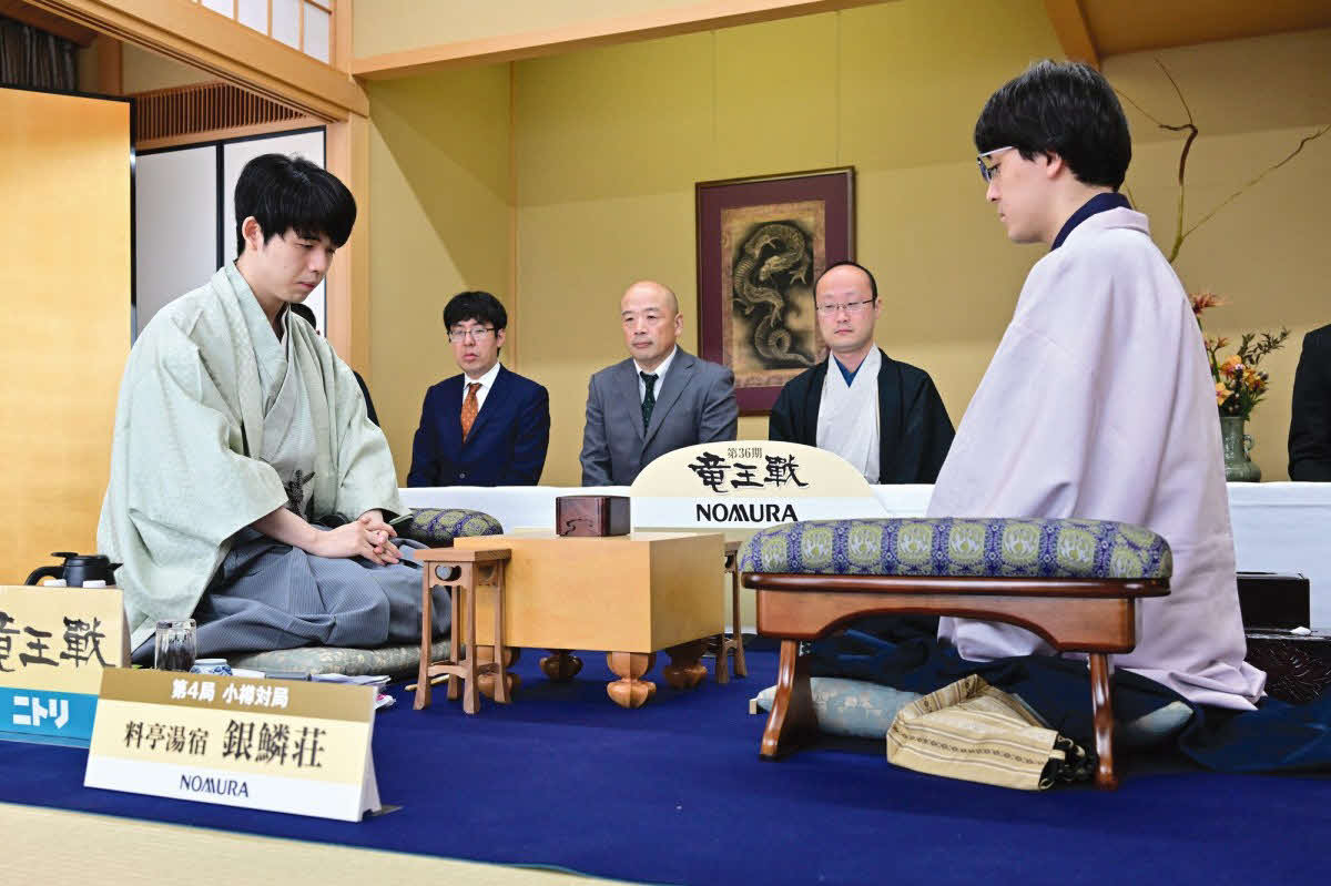 竜王戦第4局は藤井聡太竜王（左）の先手番で対局開始（右は後手番の伊藤匠七段、日本将棋連盟提供）