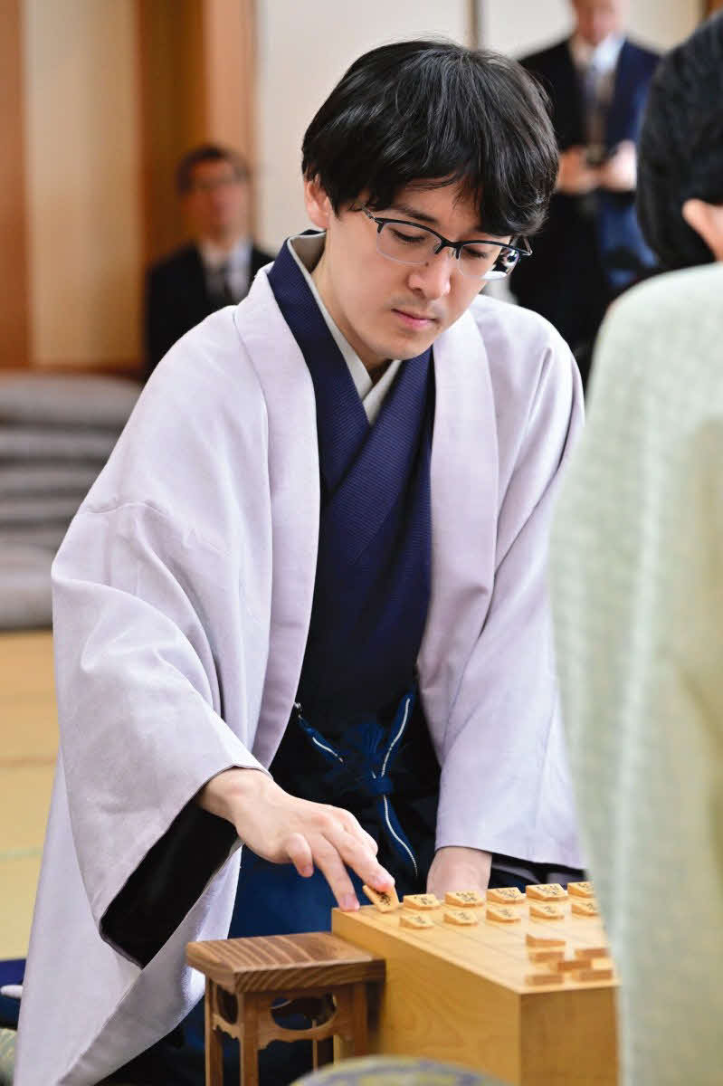 3連敗4連勝の大逆転劇を目指す挑戦者の伊藤匠七段（日本将棋連盟提供）
