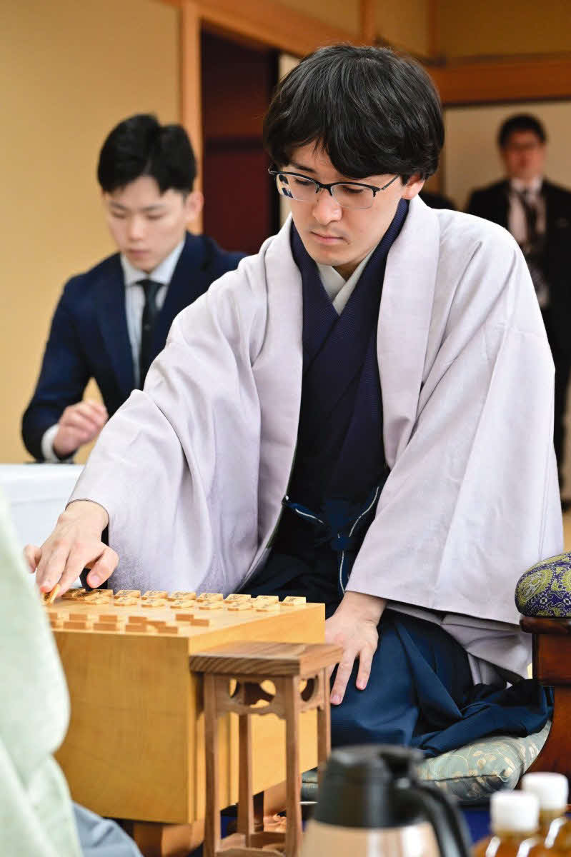 3連敗4連勝の大逆転劇を目指す挑戦者の伊藤匠七段（日本将棋連盟提供）
