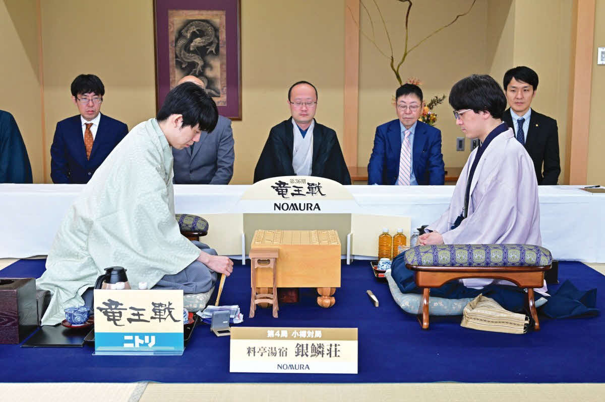竜王戦第4局は藤井聡太竜王（左）の先手番で対局開始（右は後手番の伊藤匠七段、日本将棋連盟提供）