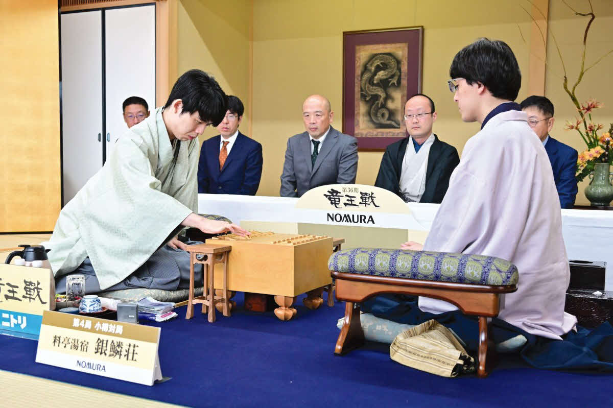竜王戦第4局は藤井聡太竜王（左）の先手番で対局開始（右は後手番の伊藤匠七段、日本将棋連盟提供）