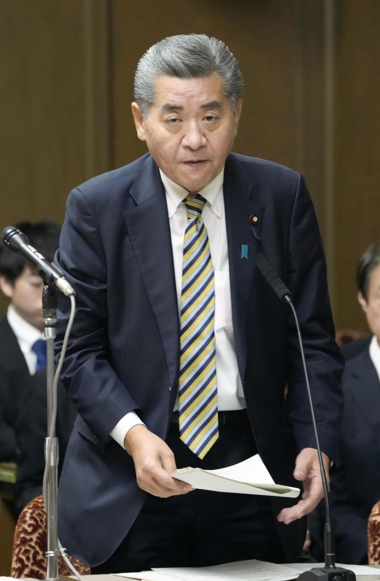 参院財政金融委で、自身の税金滞納問題に関し、答弁する神田憲次財務副大臣（共同）