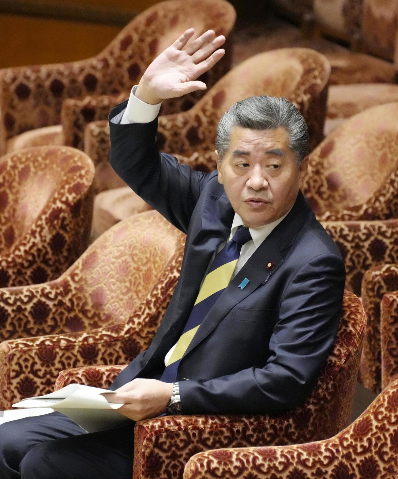 衆院内閣委で答弁のため挙手する神田憲次財務副大臣（共同）