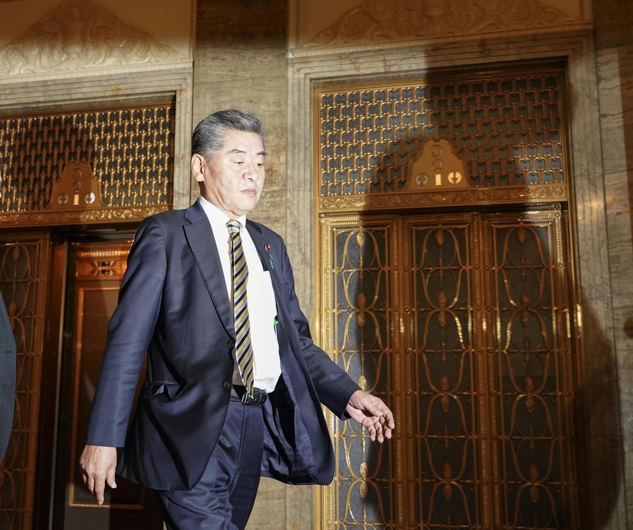 参院財政金融委での答弁を終え、引き揚げる神田憲次財務副大臣（共同）