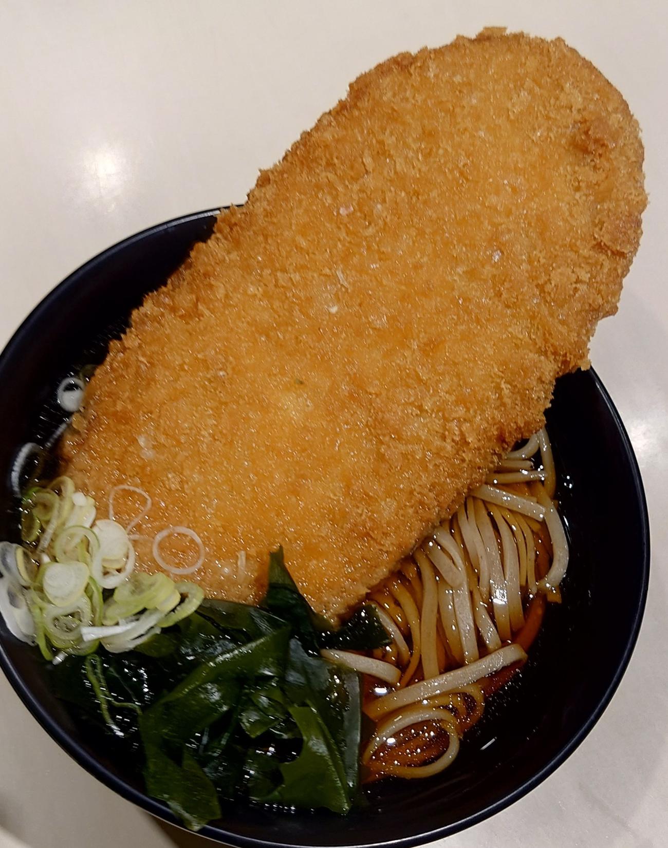 新メニューになるか？　300グラムのコロッケの温かいそばの試作品（撮影・寺沢卓）