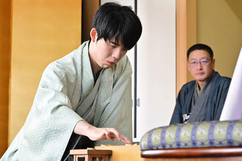 竜王戦】藤井聡太竜王が入室 伊藤匠七段に遅れること2分、着座後は