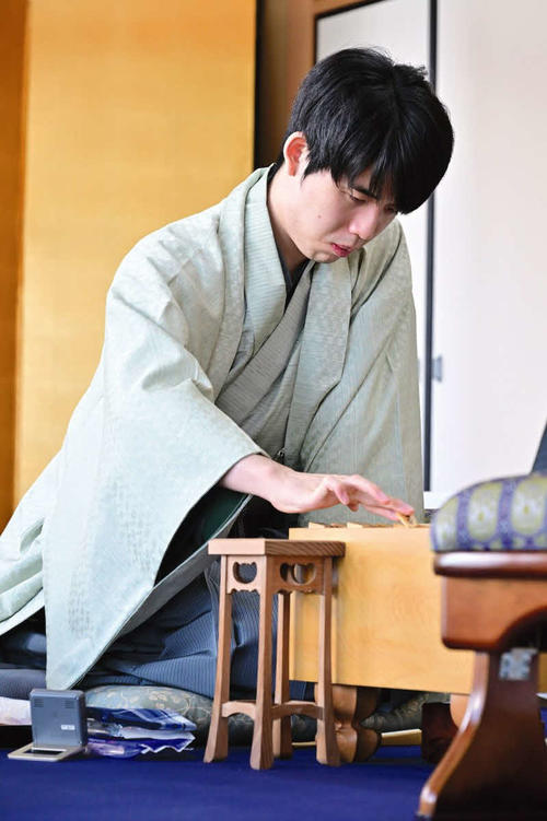 竜王戦】藤井聡太竜王が入室 伊藤匠七段に遅れること2分、着座後は